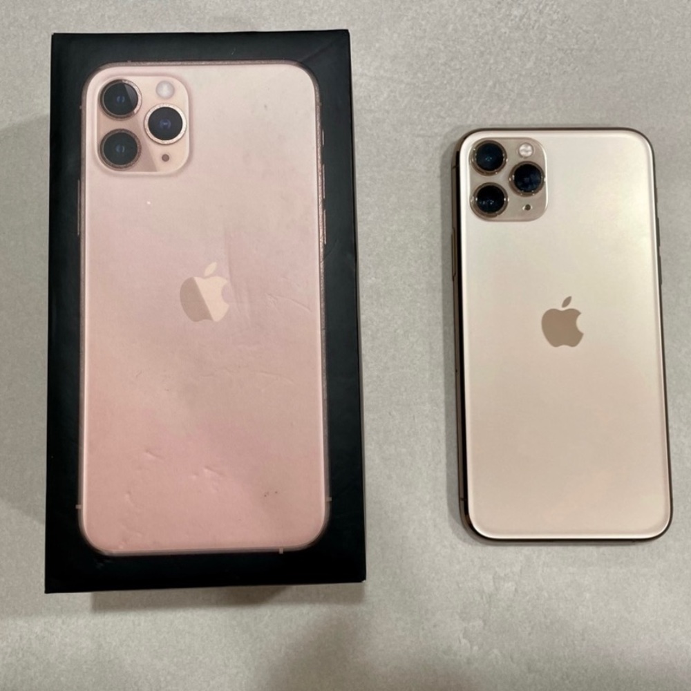 iPhone 11 Pro - great condition - unlocked with 4 covers 2 of them from Apple